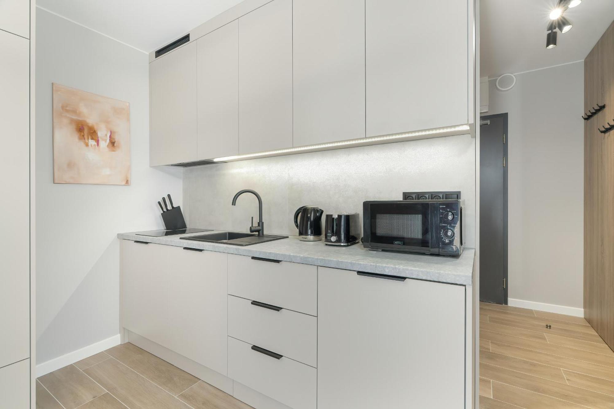 Nadolnik With Balcony & Ac By Rent Like *